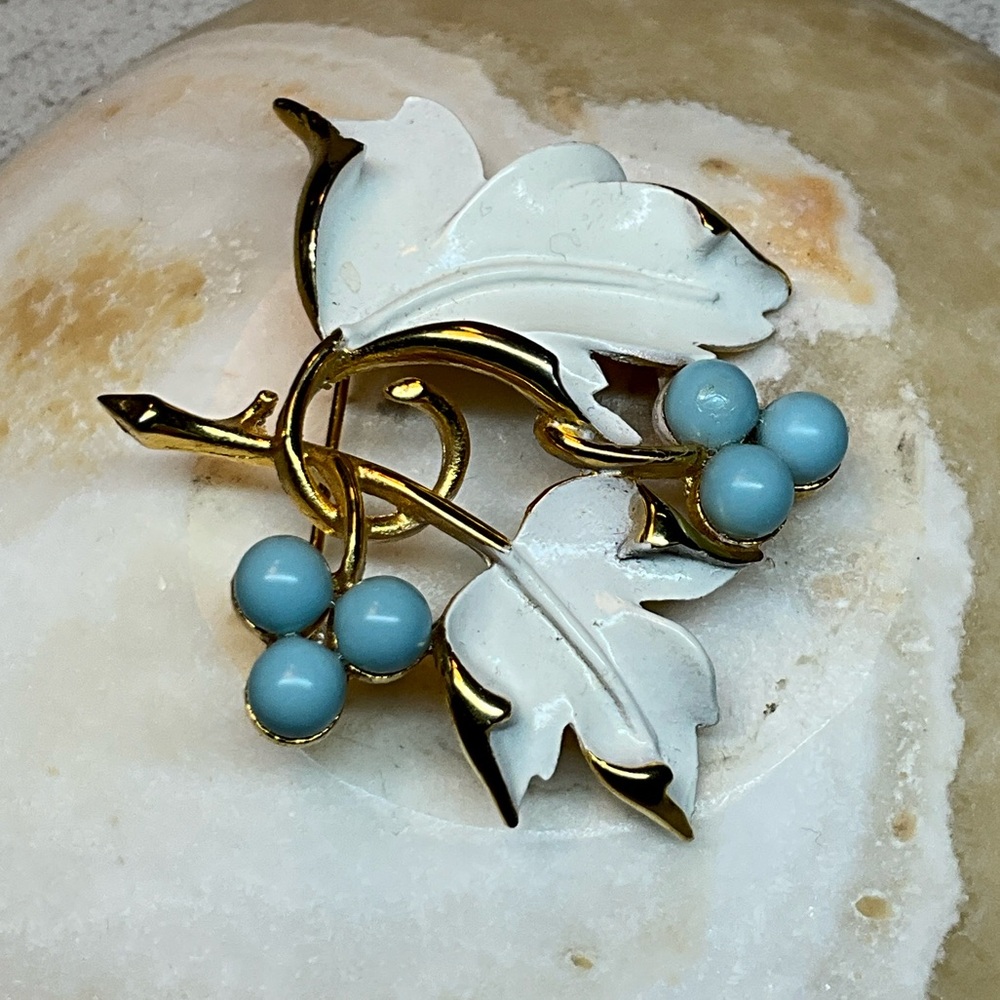 Sarah Covenrty “Placid Beauty” Vintage White Enamel Leaves & Blue Berry Brooch - Picture 3 of 6